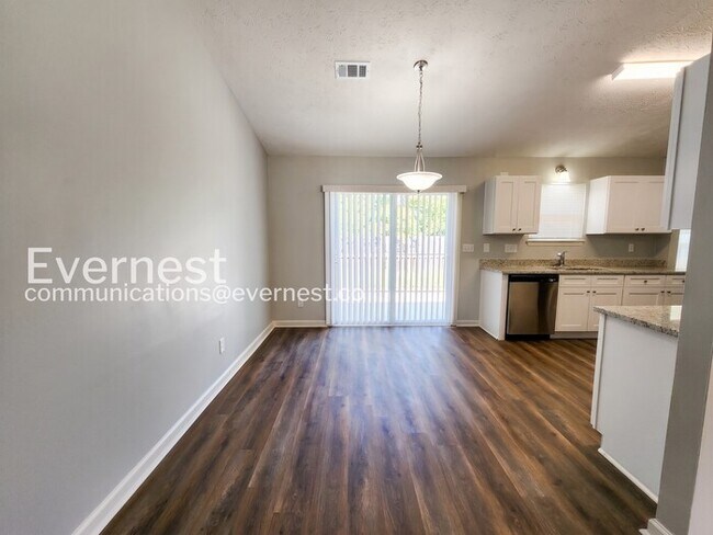 Building Photo - 3 Bed/2 Bath Home with Garage / Pet-Friendly / Coming Soon!