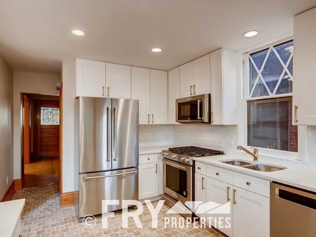Building Photo - Beautifully Remodeled Potter Highlands Vic...