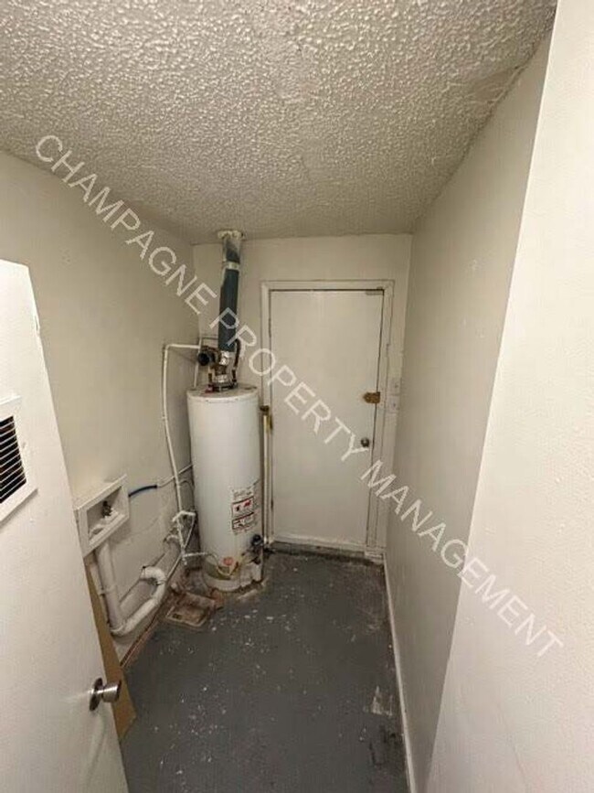 Building Photo - Home in Ruskin Heights