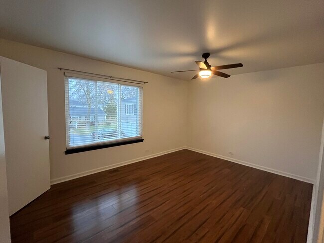 Building Photo - 1451 Cove Dr