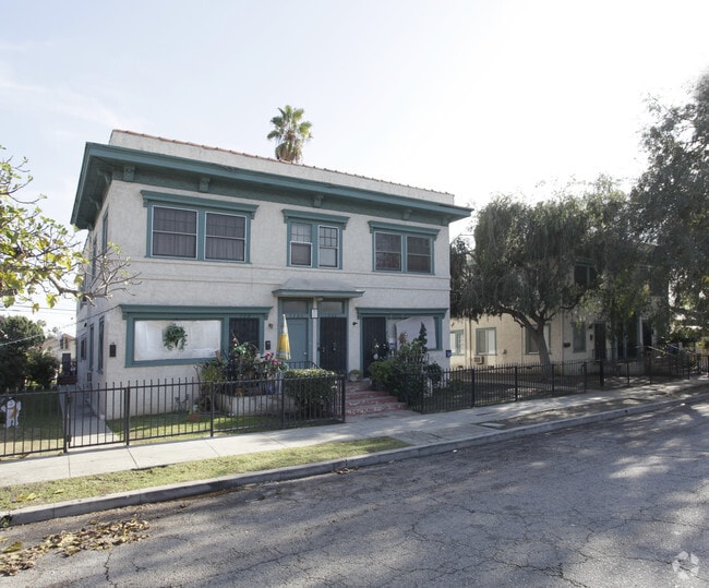 Primary Photo - 128-138 Robinson St
