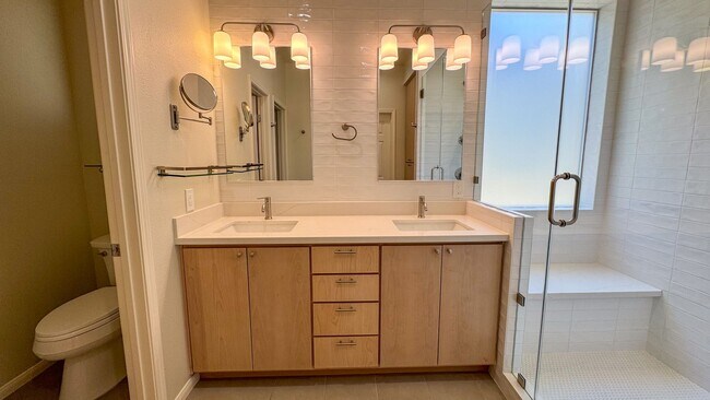 Building Photo - Discover your dream home in the heart of H...