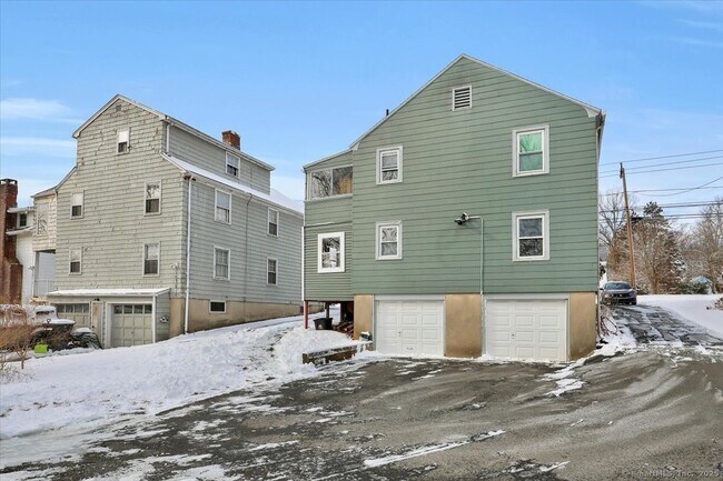 Building Photo - 536 Quaker Ln S