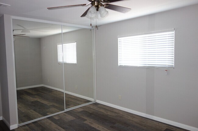 Building Photo - Renovated Large 2 Bedroom/1 Bathroom Top F...