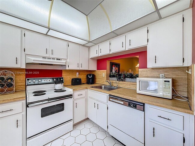 Building Photo - 3501 Inverrary Dr