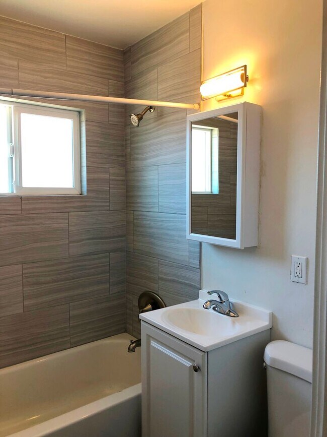 Building Photo - *10th Street