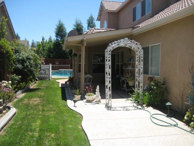 Building Photo - Large corner lot, 4 bedroom with Pool/Spa