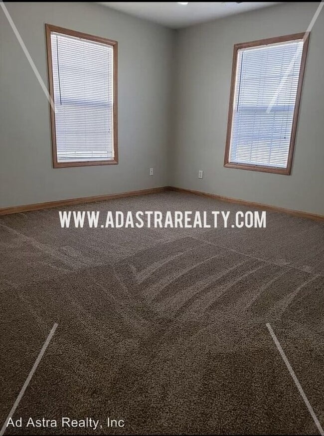 Building Photo - Spacious and Affordable Duplex in Peculiar-Available in JUNE!!