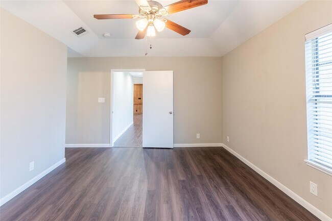 Building Photo - 328 Lake View Dr
