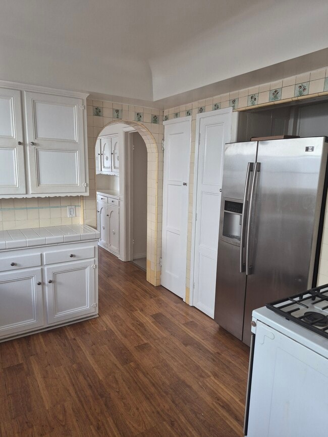 Kitchen #2 - 357 S Doheny Dr