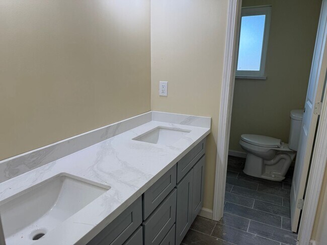 Building Photo - DOWNTOWN APARTMENT REDONE TO THE 10'S!!!