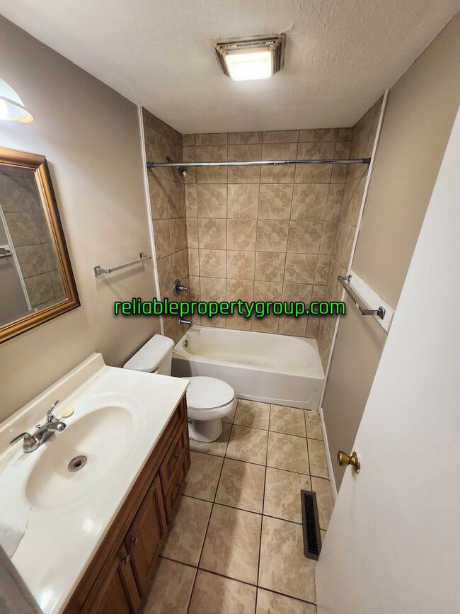 Building Photo - New Listing in Fort Wayne