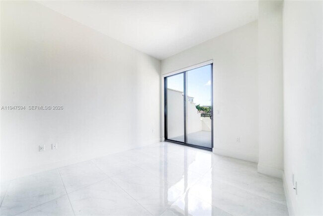 Building Photo - 301 Altara Ave