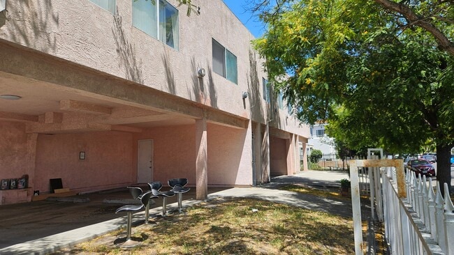 Building Photo - 1750 S Longwood Ave