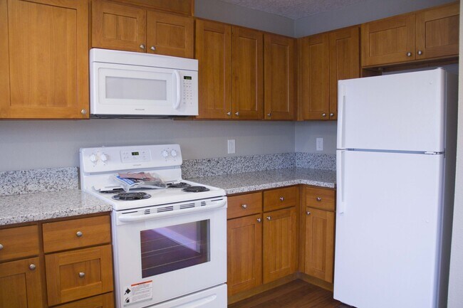 Building Photo - 2bed/2bath, W/D in unit, garage, and all d...