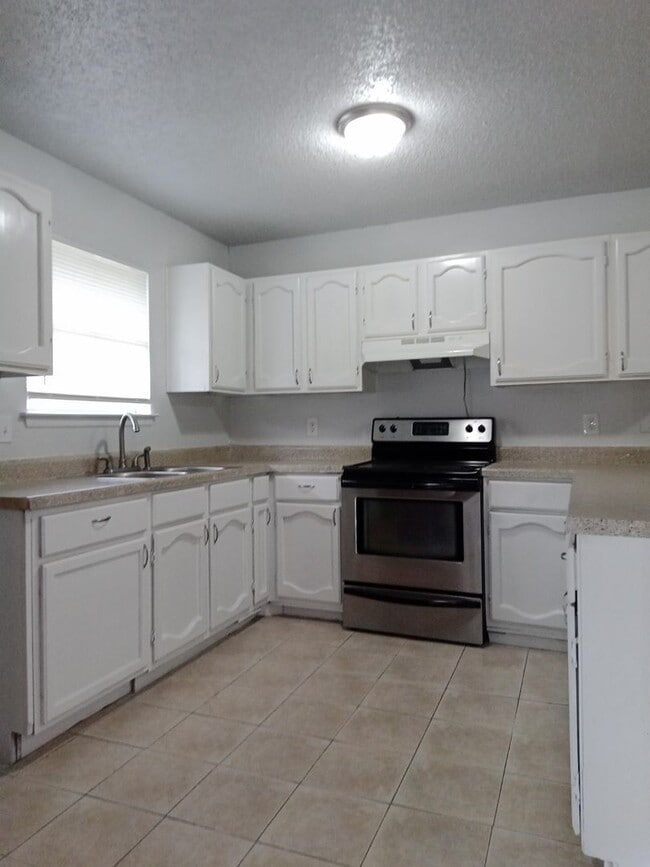 Building Photo - Elegant 2BR Home in NE San Antonio