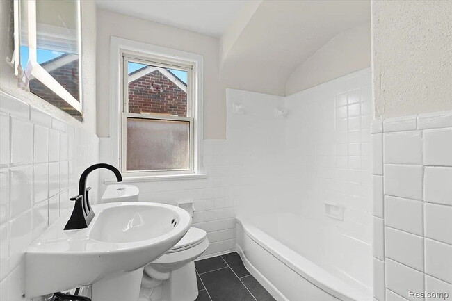 Building Photo - Modern 3-Bedroom Home with Generous Space and Style