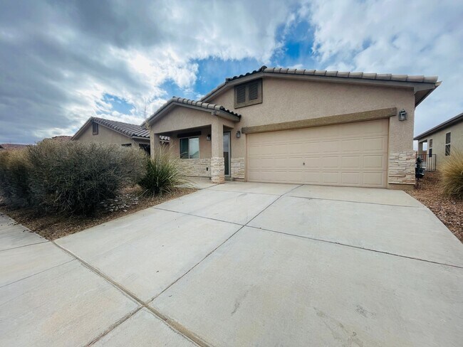 Building Photo - 3 bed 2 bath 1400 sq ft home
