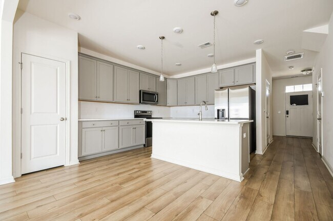 Building Photo - 438 Trotters Ln