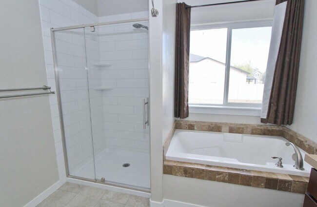 Building Photo - Spacious Home in Quiet Neighborhood