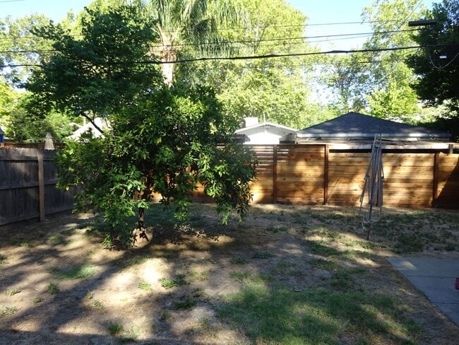 Building Photo - 2 bedroom, 1 bath in Land Park