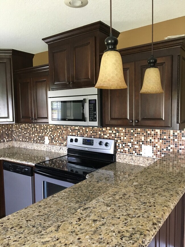 Building Photo - Luxurious 3BR/2BA Home with Stunning Backy...