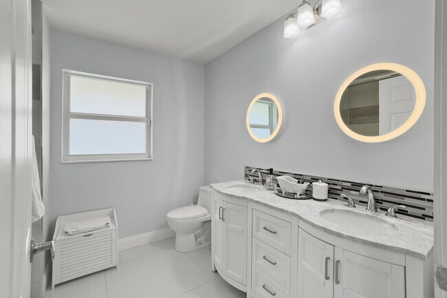Building Photo - 15622 Cypress Park Dr