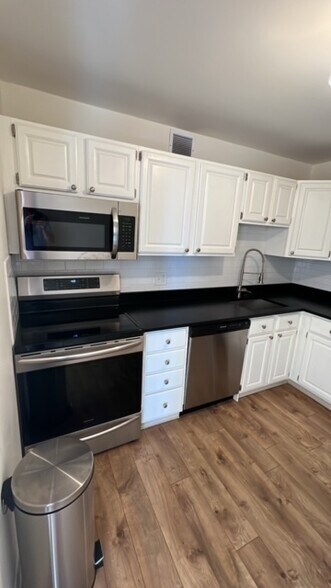 Building Photo - 1516 N State Pky