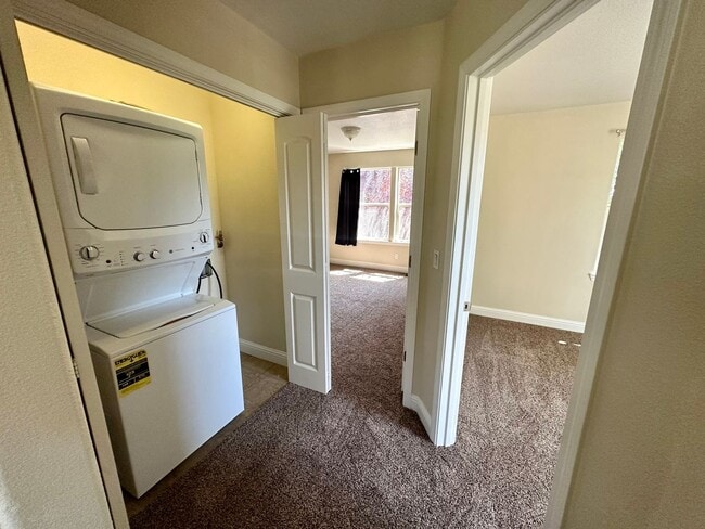 Building Photo - 215