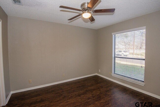 Building Photo - 5907 Hollytree Dr