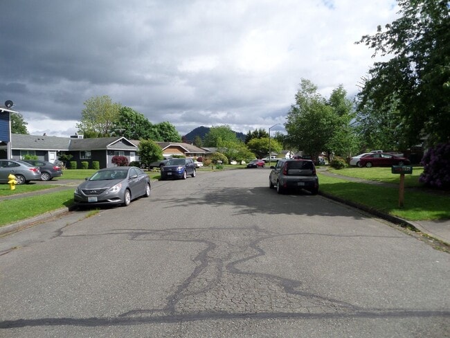 Building Photo - Super Cute 3 Bedroom Duplex with Fenced Ba...