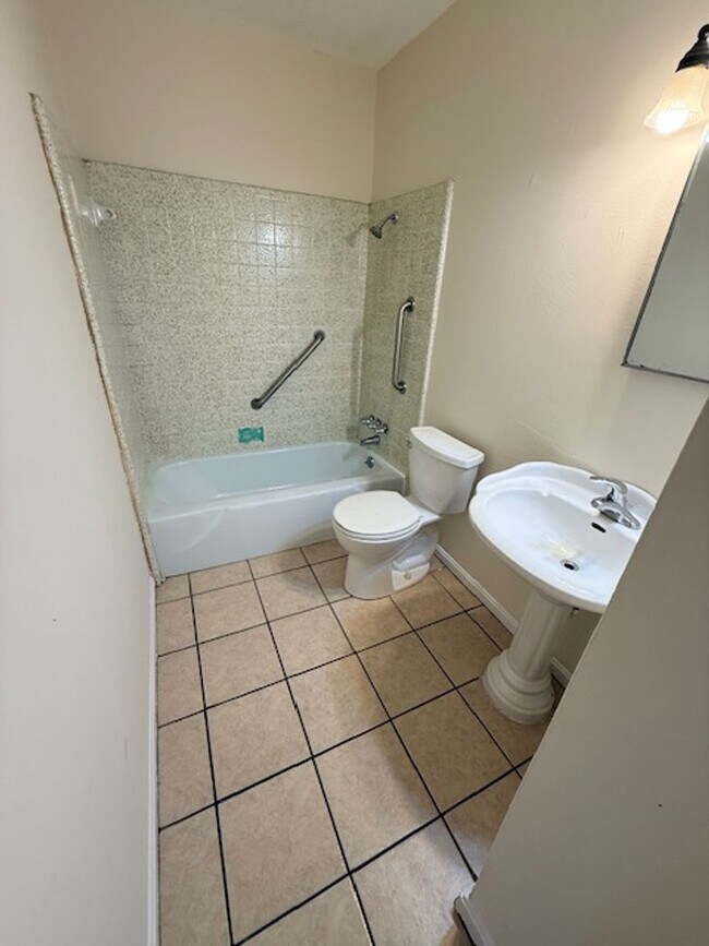 Building Photo - 4 bedroom 2 bath HOUSE!