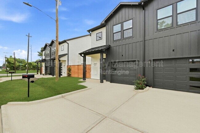 Building Photo - 2107 Esther Dr