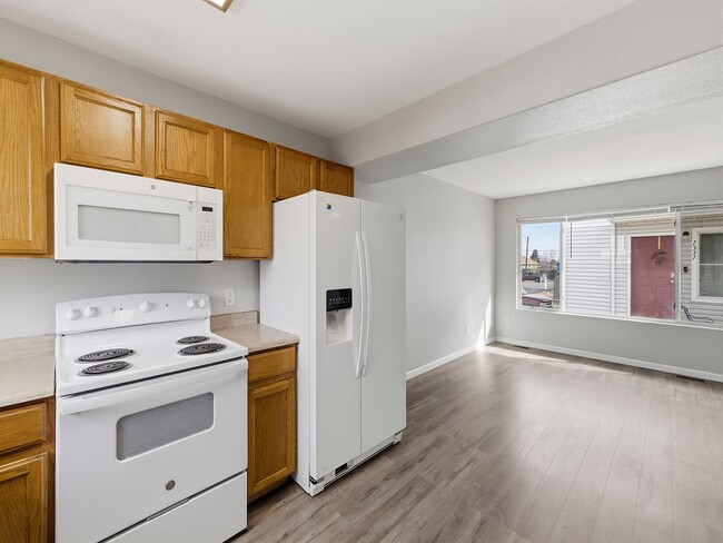 Building Photo - Spacious Townhome with Functional Layout