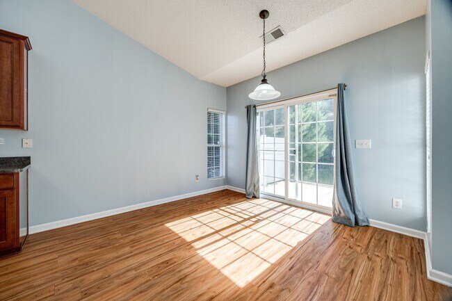 Building Photo - Well maintained 3 bedroom 2 bath home with...