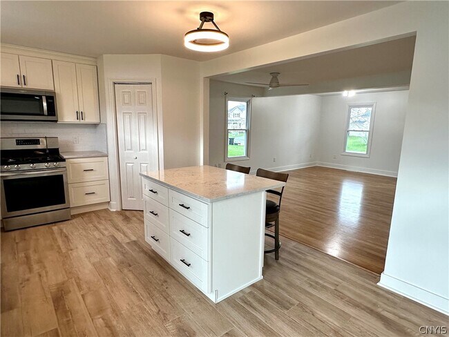 Building Photo - 8662 Bayview Dr