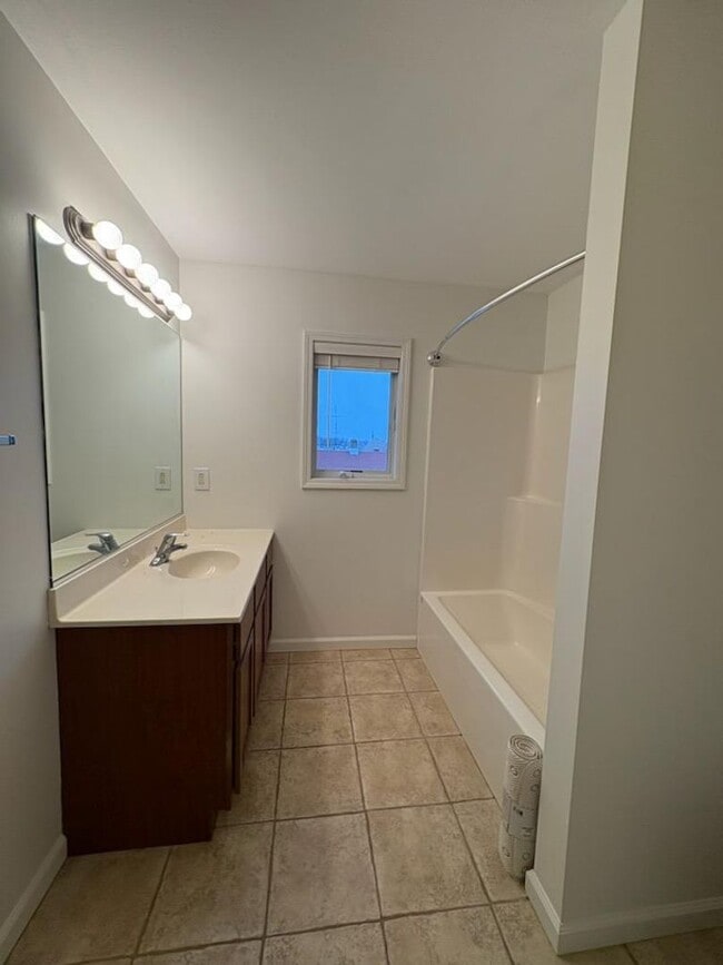 Building Photo - Updated Townhouse near Downtown Bloomington!