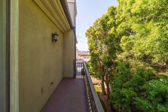 Building Photo - Luxury Detached Townhome in Redondo Beach