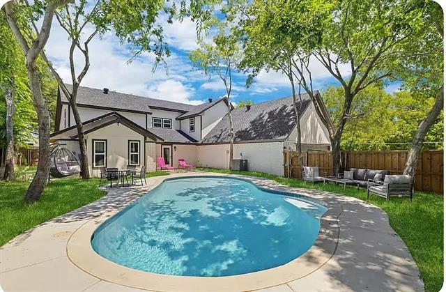 Building Photo - 9690 Fallbrook Dr