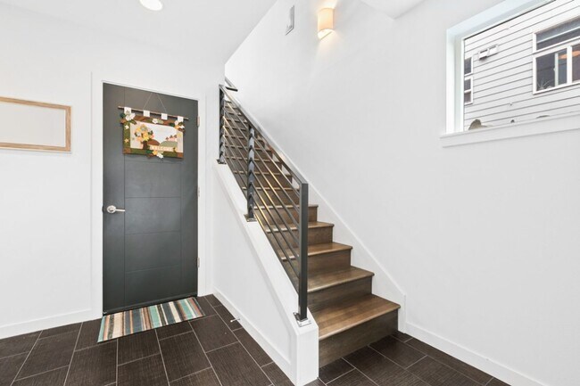 Building Photo - 3Bd/3Ba Seattle Townhome
