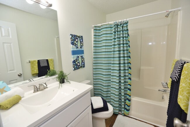 Building Photo - READY 11-03-25!! Completely Updated 2-Bedr...