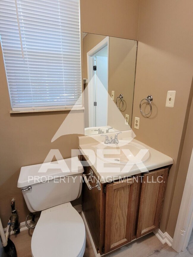 Building Photo - 3 Bed/ 2.5 Ba home w/Hardwood floors, Fire...