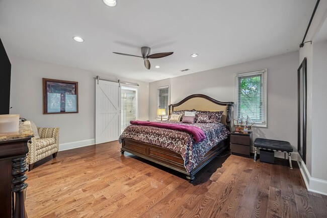 Building Photo - Gorgeous, Fully furnished 3 Bed 3.5 bath h...