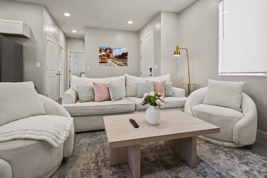 Building Photo - 6606 W Paradise Ln