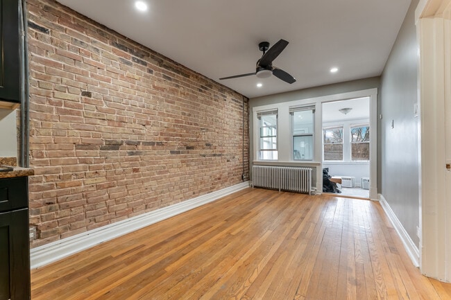 Building Photo - 3908 W Montrose Ave