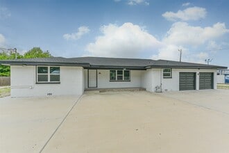 Building Photo - 9030 Almeda Genoa Rd