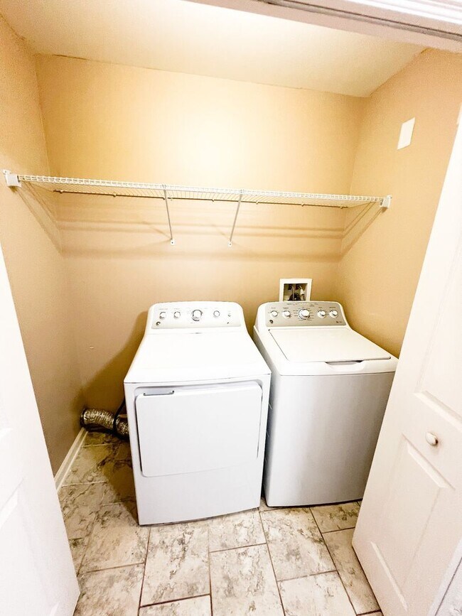 Building Photo - 2 Bedroom 1.5 Bathroom Townhome