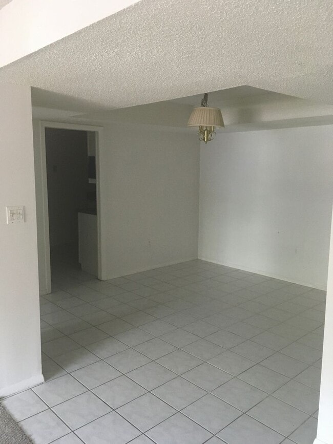 Building Photo - Central Orlando ground floor condo in gate...