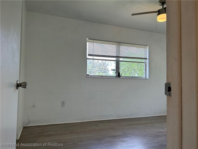 Building Photo - 124 Swallow Ave