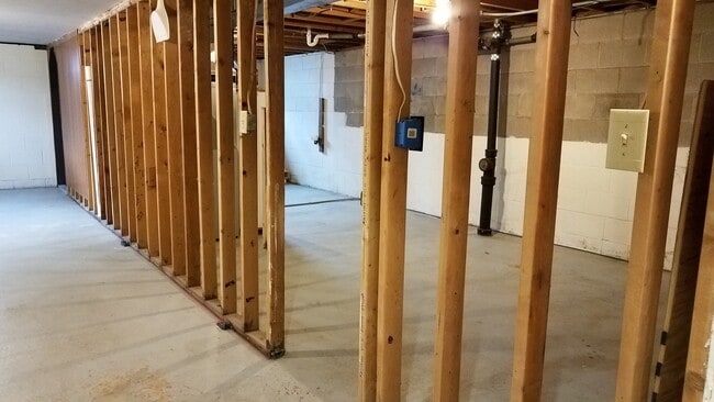 Building Photo - 2 Bedroom Duplex